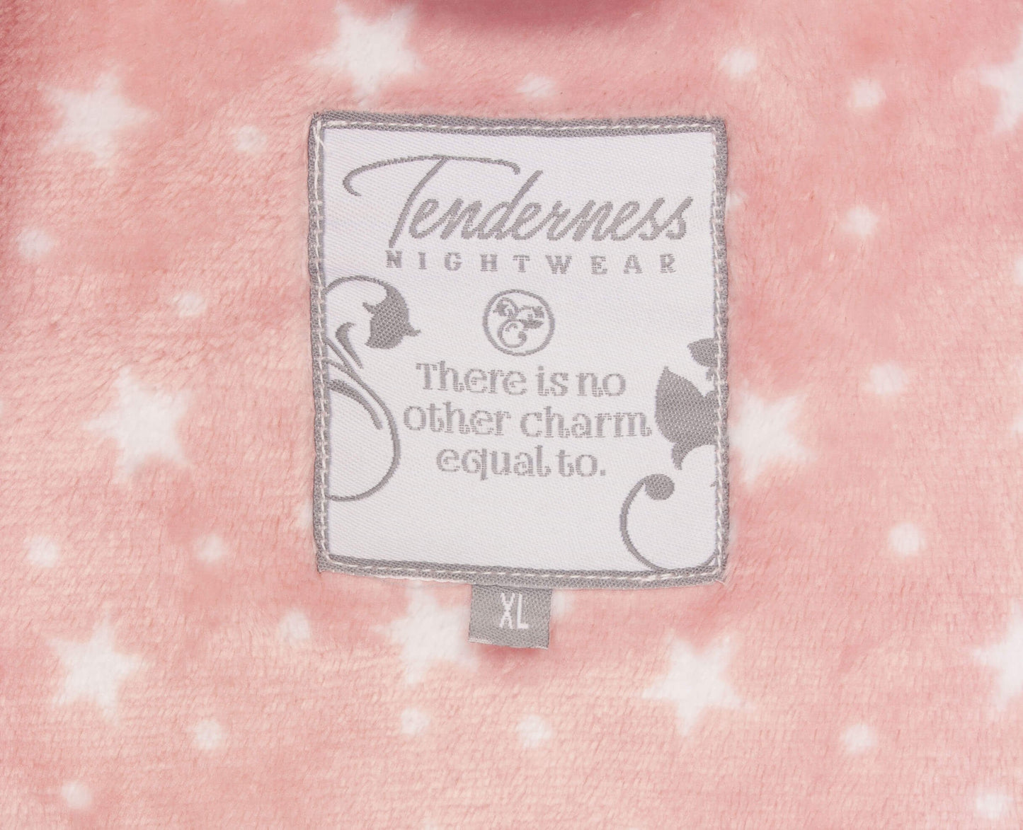 Lichtroze fleece badjas met sterrenpatroon. Label toont 'Tenderness Nightwear' en maat XL.