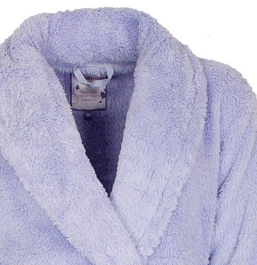 Lichtblauwe fleece badjas met sjaalkraag, close-up van de kraag en het label van Tenderness