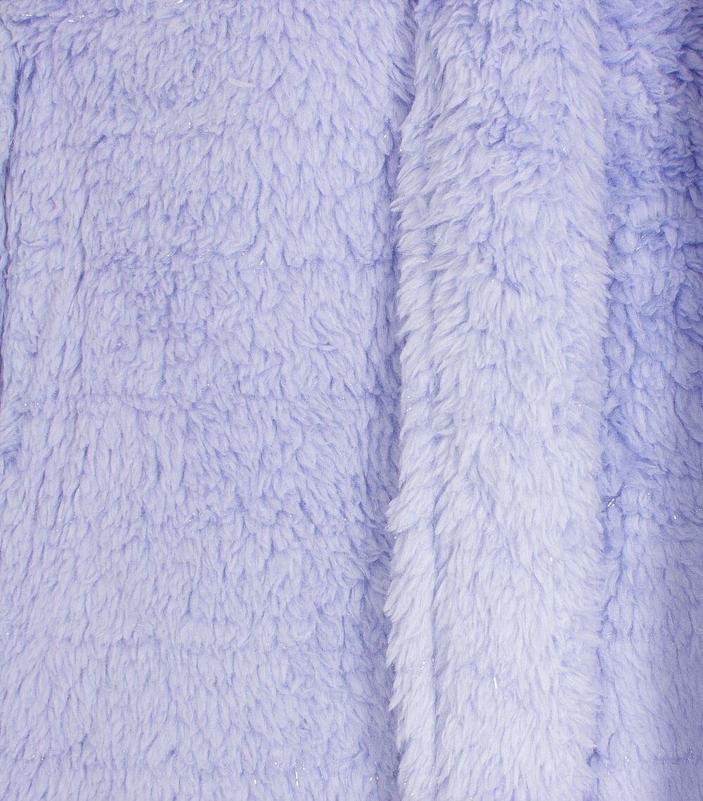 Close-up van lichtblauwe fleece stof met zachte, pluizige textuur, typisch voor een warme badjas.