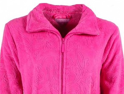 Felroze fleece badjas met rits, ingewerkte figuren en kraag. Close-up van de bovenkant en ritssluiting.