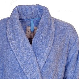 Blauwe fleece badjas met sjaalkraag, lange mouwen en ceintuur. Zachte melange stof met opgestikte zakken.