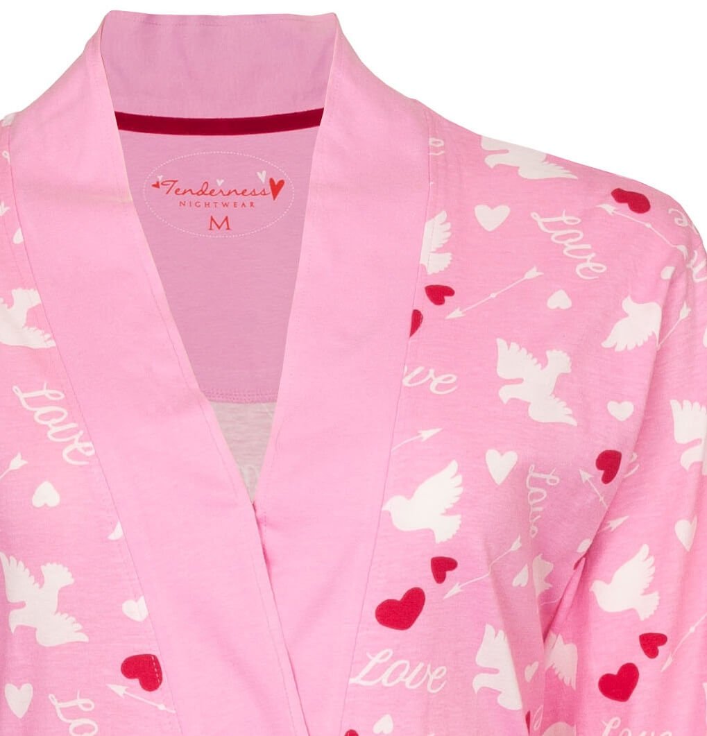 Roze dames badjas met witte hartjes en duifjes print, kimono-stijl met V-hals en 'Tenderness' label zichtbaar.