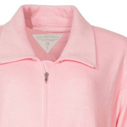 Lichtroze badjas met rits en kraag, gemaakt van dunne badstof. Close-up van de halsopening en ritssluiting.