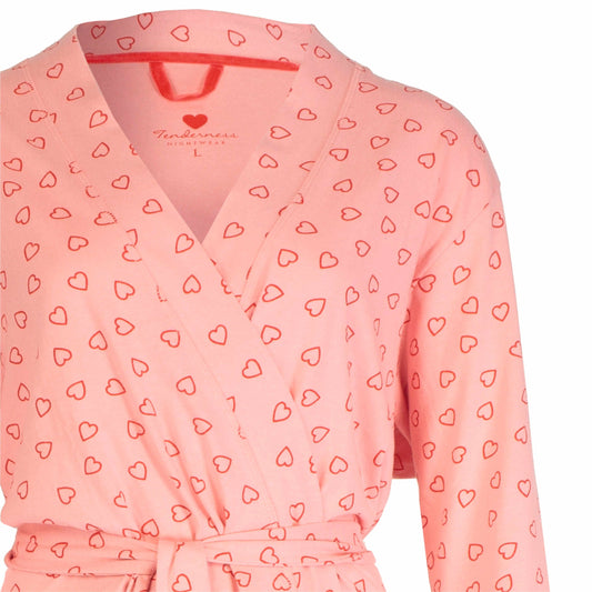 Roze badjas met rode hartjesprint, V-hals en ceintuur. Merk Tenderness zichtbaar op label.