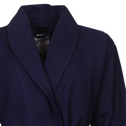 Donkerblauwe wafelbadjas met sjaalkraag, lange mouwen, opgestikte zakken en ceintuur, gemaakt van 100% katoen.