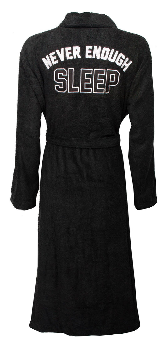 Zwarte badjas met opschrift 'Never Enough Sleep' op de rug, gemaakt van 100% katoen met sjaalkraag