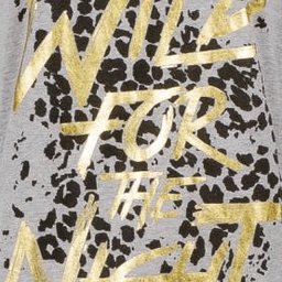 Grijs nachthemd met gouden 'Wild for the night' tekst en luipaardprint achtergrond, gefotografeerd op textiel