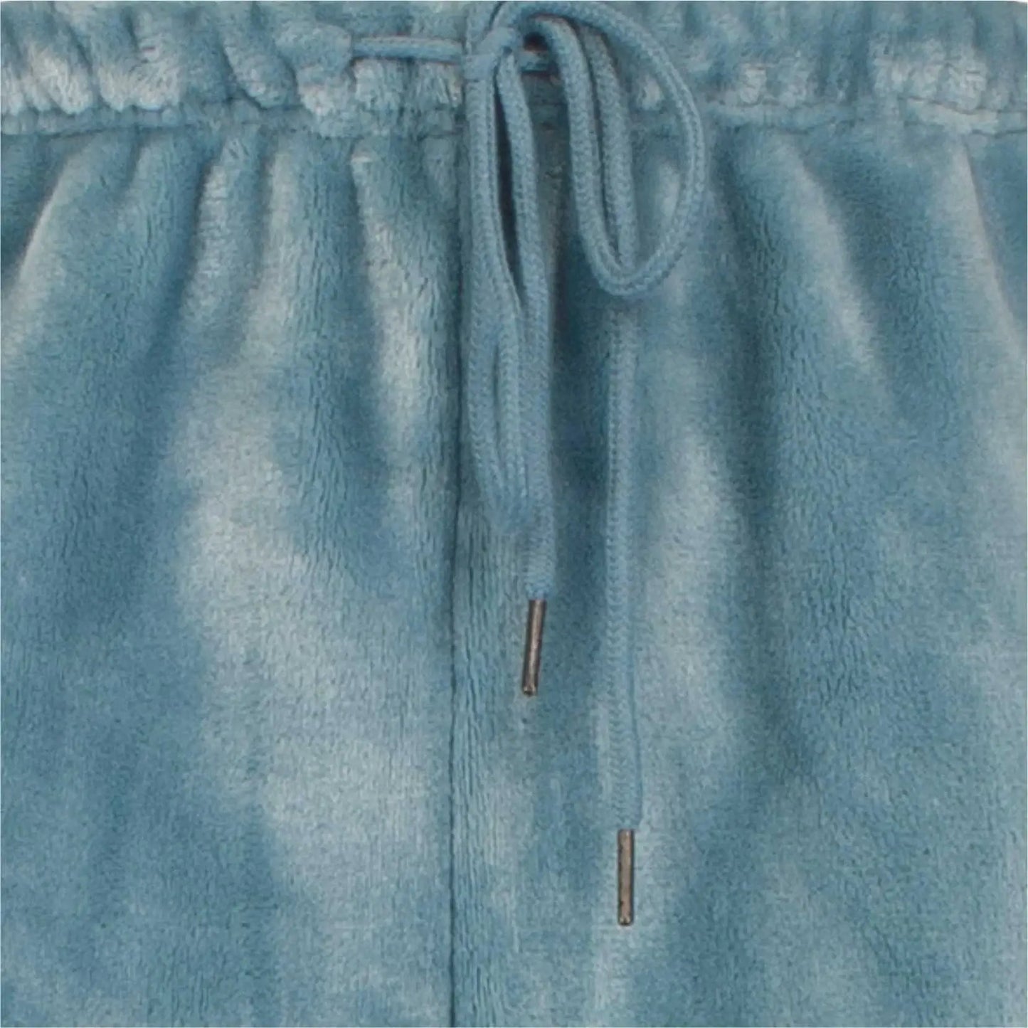 Close-up van petrolblauw fleece stof met elastische taille en trekkoord, zichtbaar deel van een huispak.