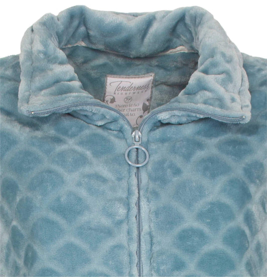 Close-up van een petrolblauwe fleece huispak met ritssluiting en Tenderness-label, zacht en comfortabel ogend.
