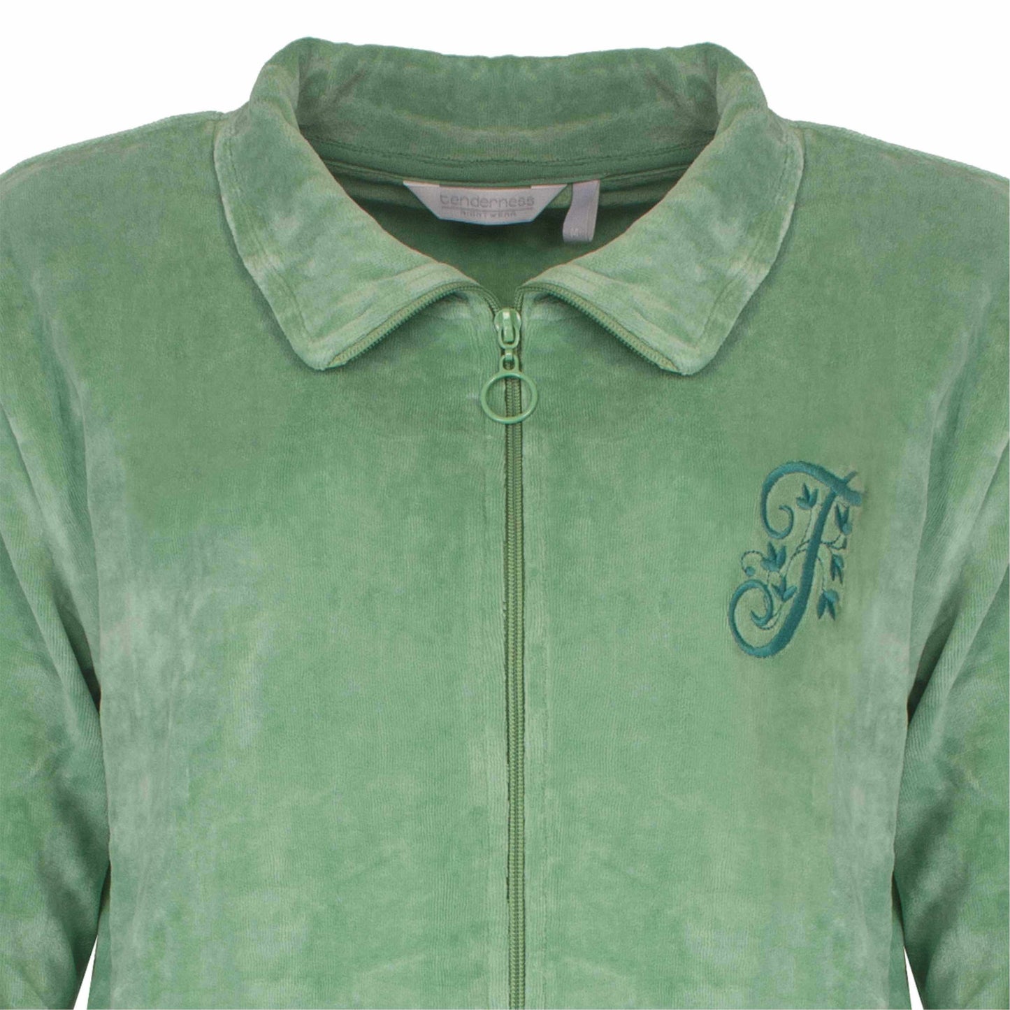 Groene velours huispak met rits en kraag, geborduurd logo op de borst, merk Tenderness zichtbaar op label