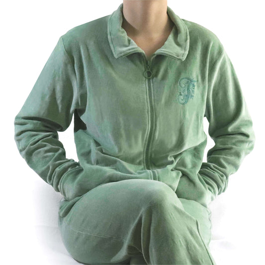 Groene fluwelen huispak met ritssluiting en geborduurd logo, getoond op torso en bovenbenen