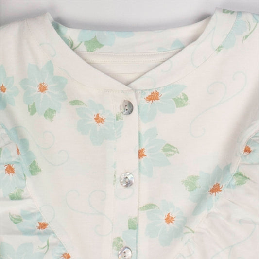 Beige nachthemd met lichtblauwe bloemen en groene bladeren, korte mouwen en knoopsluiting aan de hals