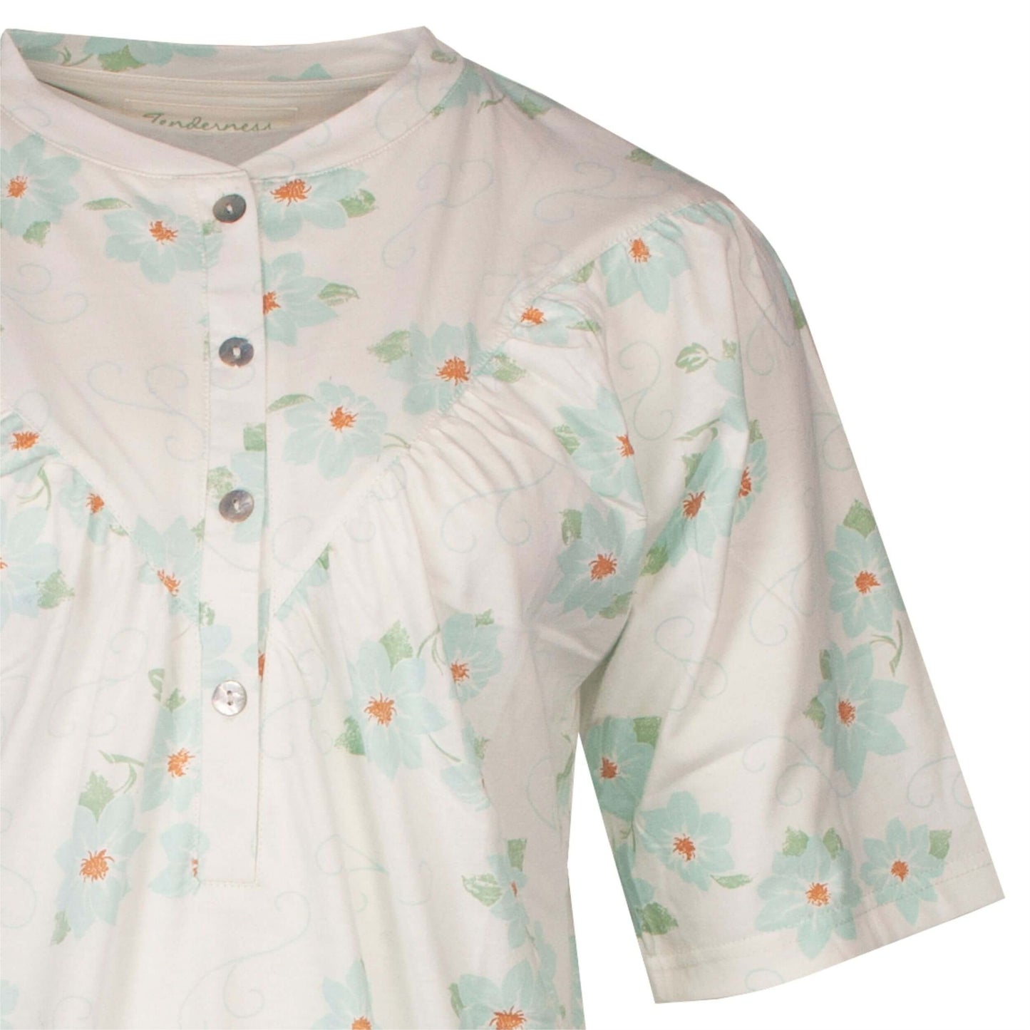 Beige nachthemd met korte mouwen, versierd met lichtblauwe bloemen en oranje accenten, knoopsluiting.