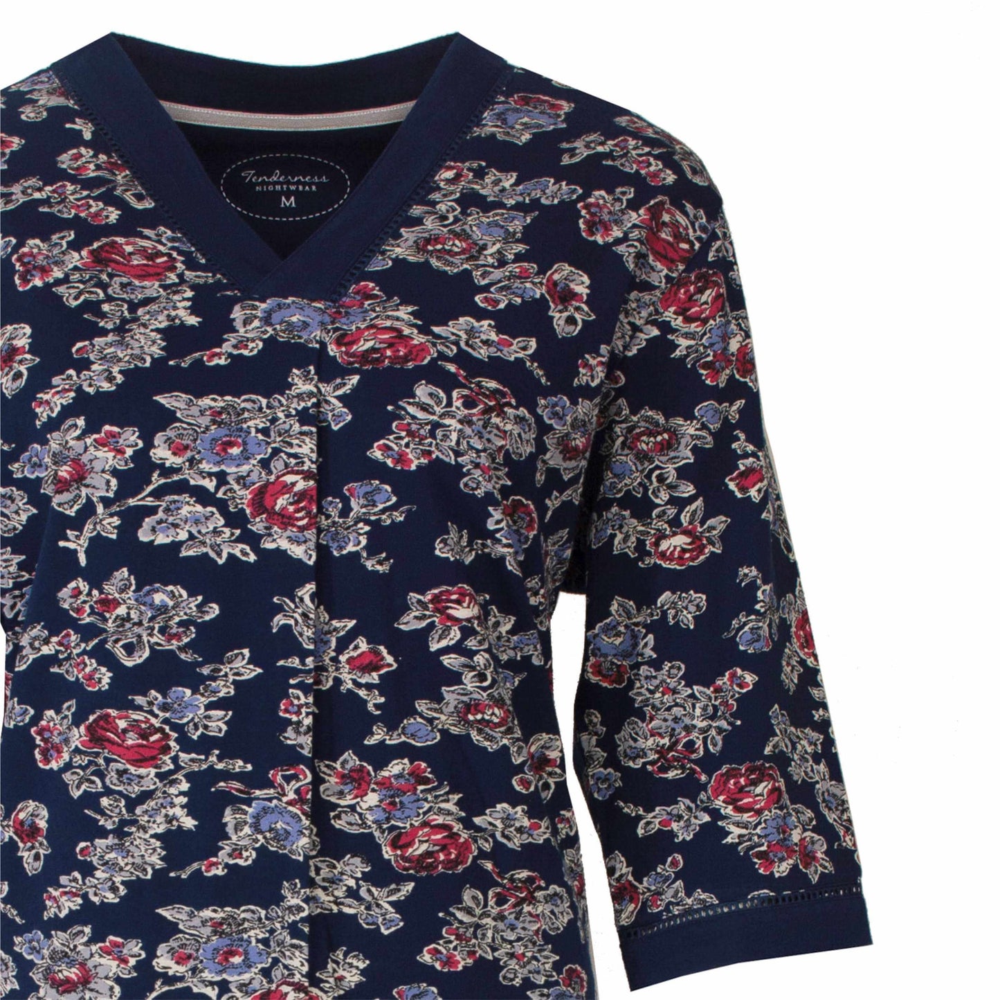 Donkerblauw nachthemd met 3/4 mouwen, versierd met rode en blauwe bloemen in een verspreide print.