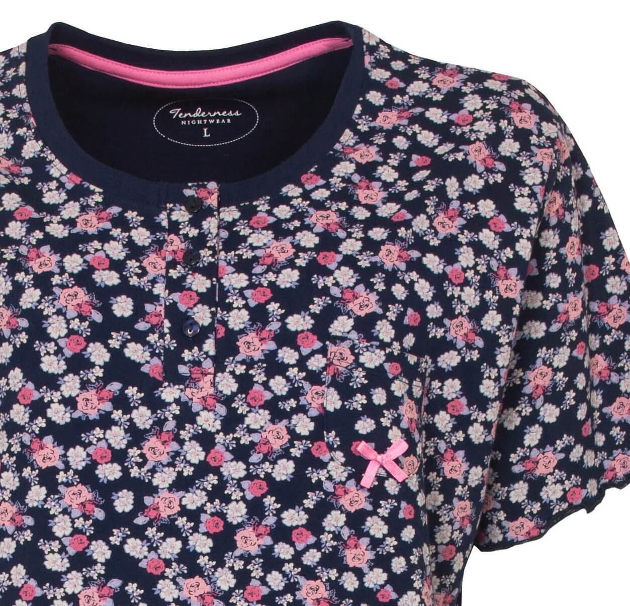 Blauw nachthemd met roze en witte bloemenprint, ronde hals en korte mouwen. Tenderness label zichtbaar.