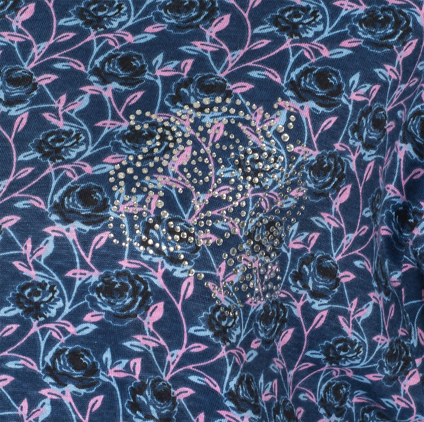 Blauw nachthemd met roze bloemetjespatroon en glinsterende steentjes in hartvorm op de borst