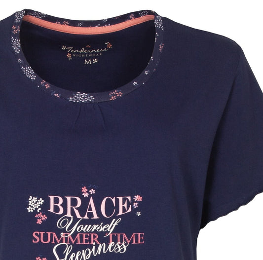 Blauw nachthemd met opschrift 'Brace Yourself Summer Time Sleepiness' en bloemenpatroon langs de hals