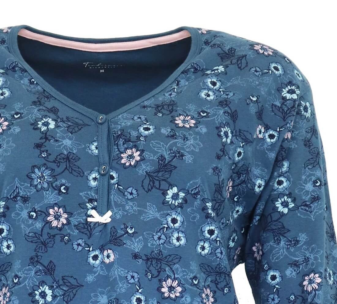Blauw nachthemd met bloemenprint, polo-V-hals. Kleine strik op de borst en roze bies aan de henkraag.