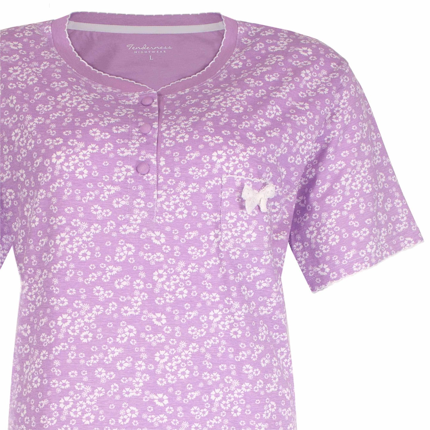 Lichtpaars nachthemd met witte bloemenprint, korte mouwen en knoopsluiting aan de hals