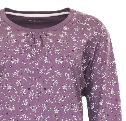 Donkerpaars nachthemd met witte bloemen-print, ronde hals en lange mouwen, gemaakt van katoen