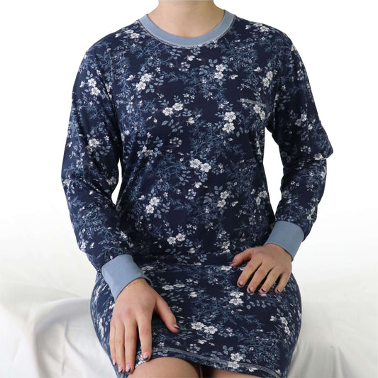 Donkerblauw nachthemd met lange mouwen en witte bloemenprint, ronde hals met lichtblauwe rand.