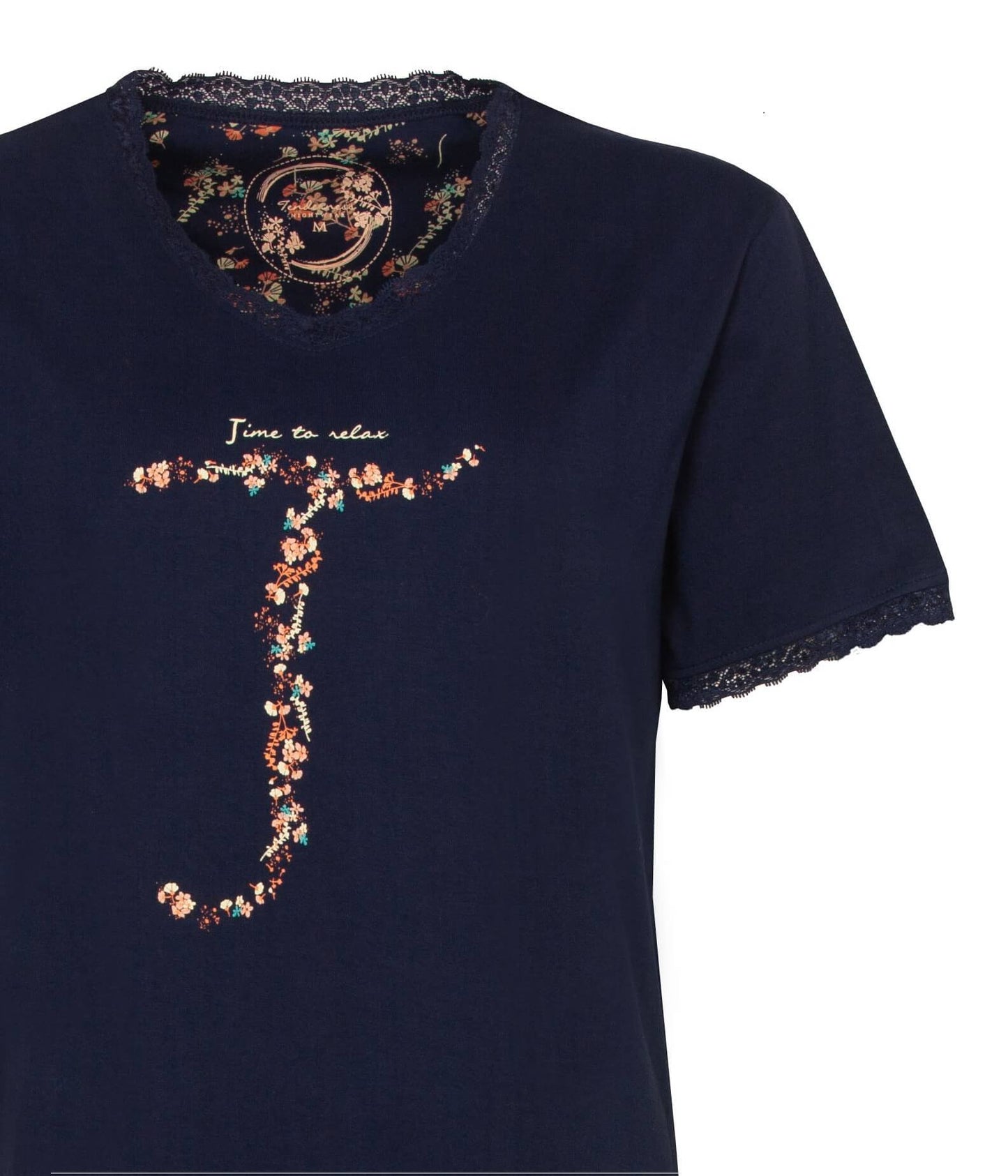 Donkerblauw nachthemd met korte mouwen, V-hals, kanten afwerking en bloemenprint op de borst met 'Time to relax' tekst