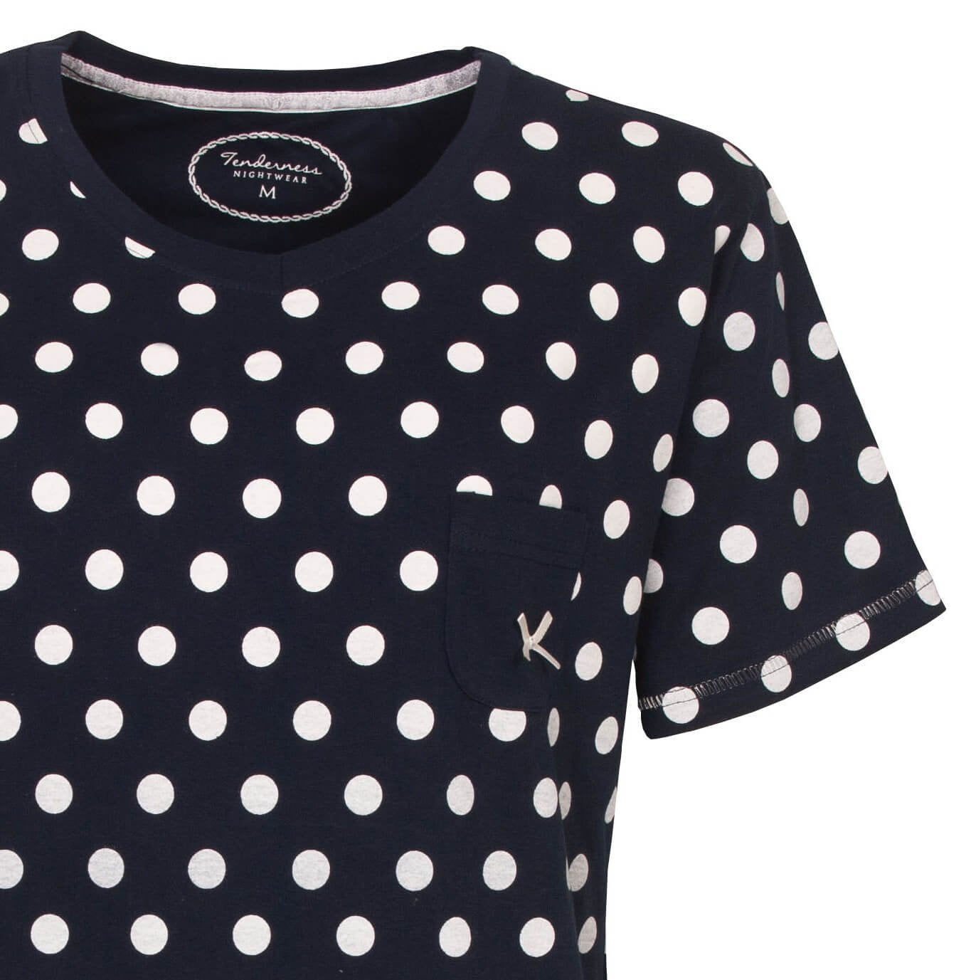 Donkerblauw dames nachthemd met witte stippen, korte mouwen en een borstzakje met 'K' erop geborduurd.