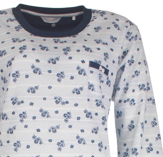 Lichtblauw nachthemd met donkerblauwe kraag en kleine bloemenmotief, gemaakt van fleece stof