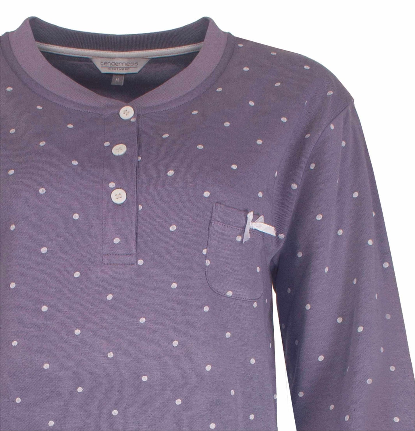 Lila fleece nachthemd met witte stippen, knoopsluiting en borstzakje. Merk Tenderness zichtbaar op label.