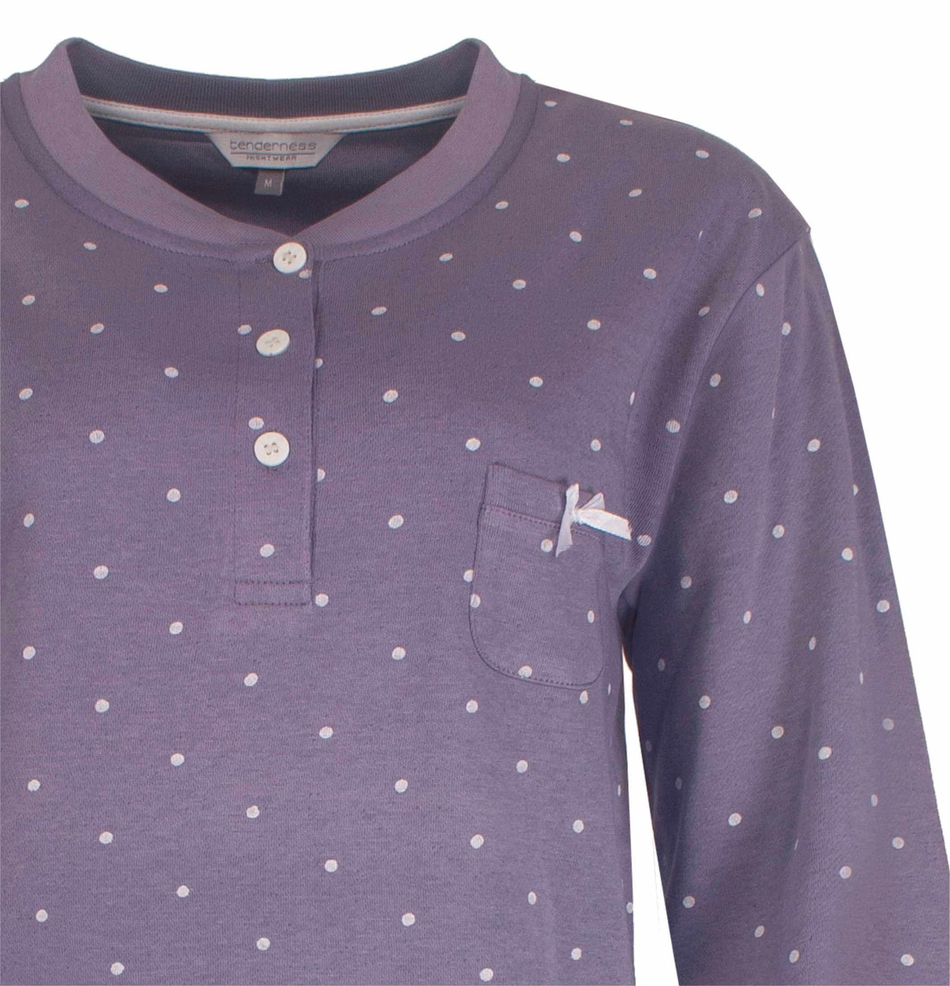 Lila fleece nachthemd met witte stippen, knoopsluiting en borstzakje. Merk Tenderness zichtbaar op label.