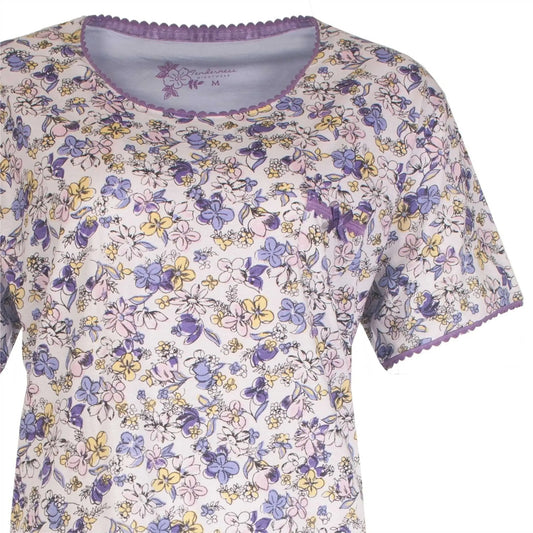 Lichtblauw nachthemd met paars-geel bloemenpatroon, korte mouwen en ronde hals met paarse afwerking