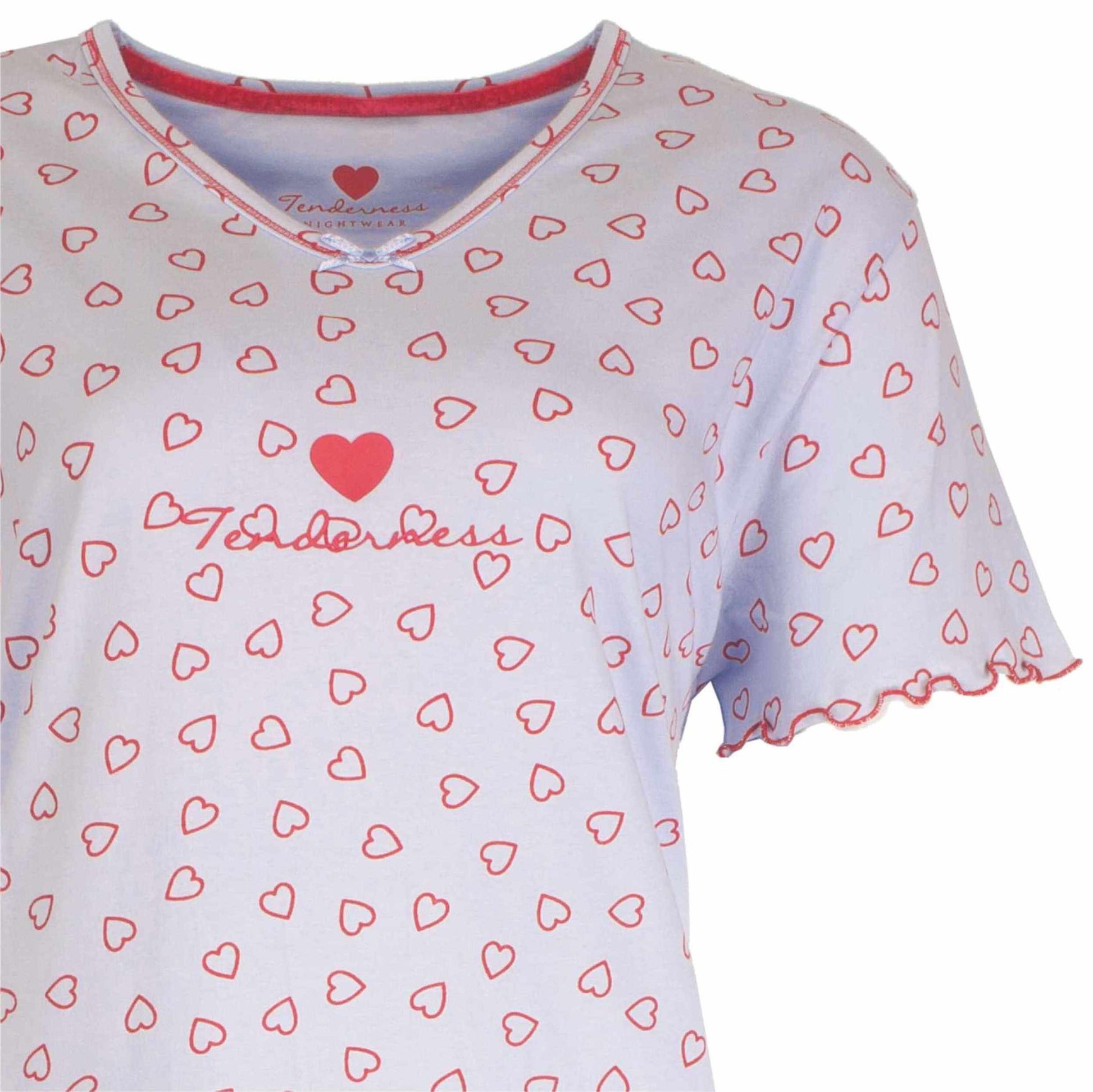 Lichtblauw nachthemd met rode hartjesprint, korte mouwen en een Tenderness logo op de borst.
