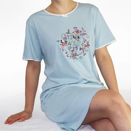 Lichtblauw nachthemd met korte mouwen, witte randjes en een bloemenprint met de tekst 'Love is in the air'
