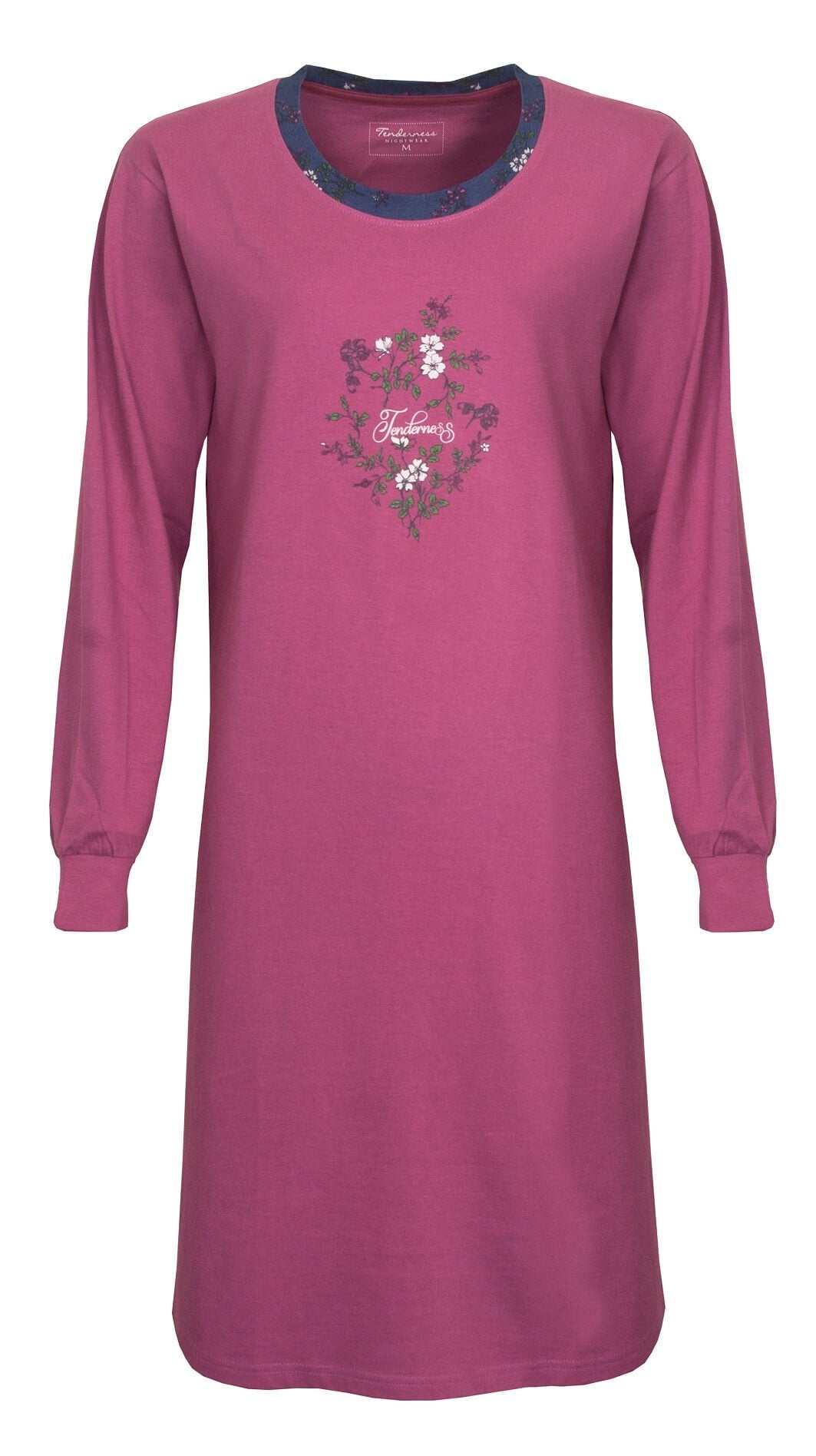 Donkerroze nachthemd met lange mouwen, ronde hals en bloemenmotief op de borst. Merk Tenderness.