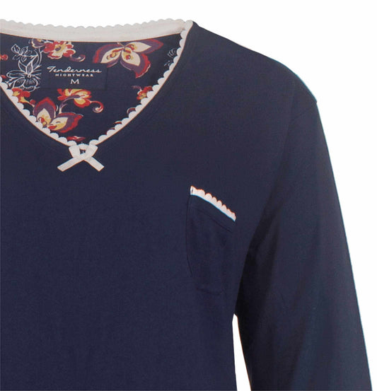 Donkerblauw katoenen nachthemd met V-hals, bloemenprint binnenkant en klein borstzakje met sierrand