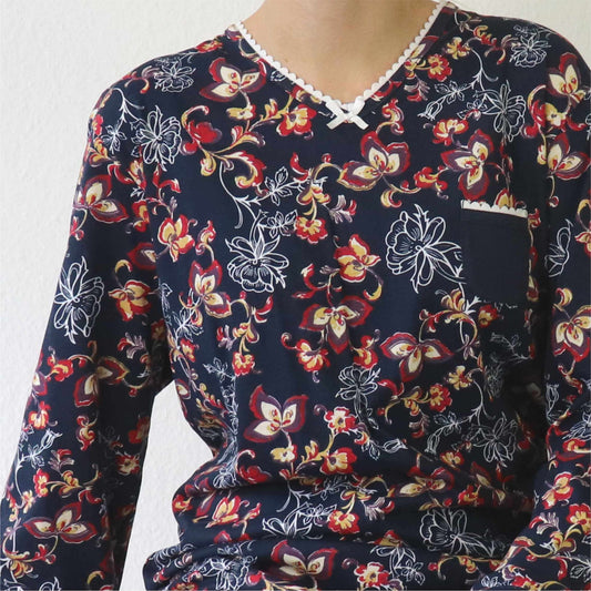 Donkerblauw nachthemd met wit-rode bloemenprint, lange mouwen en V-hals met wit koordje en strikje.
