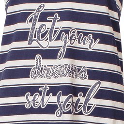 Gestreept donkerblauw nachthemd met witte strepen en tekst 'let your dreams set sail' in cursief lettertype