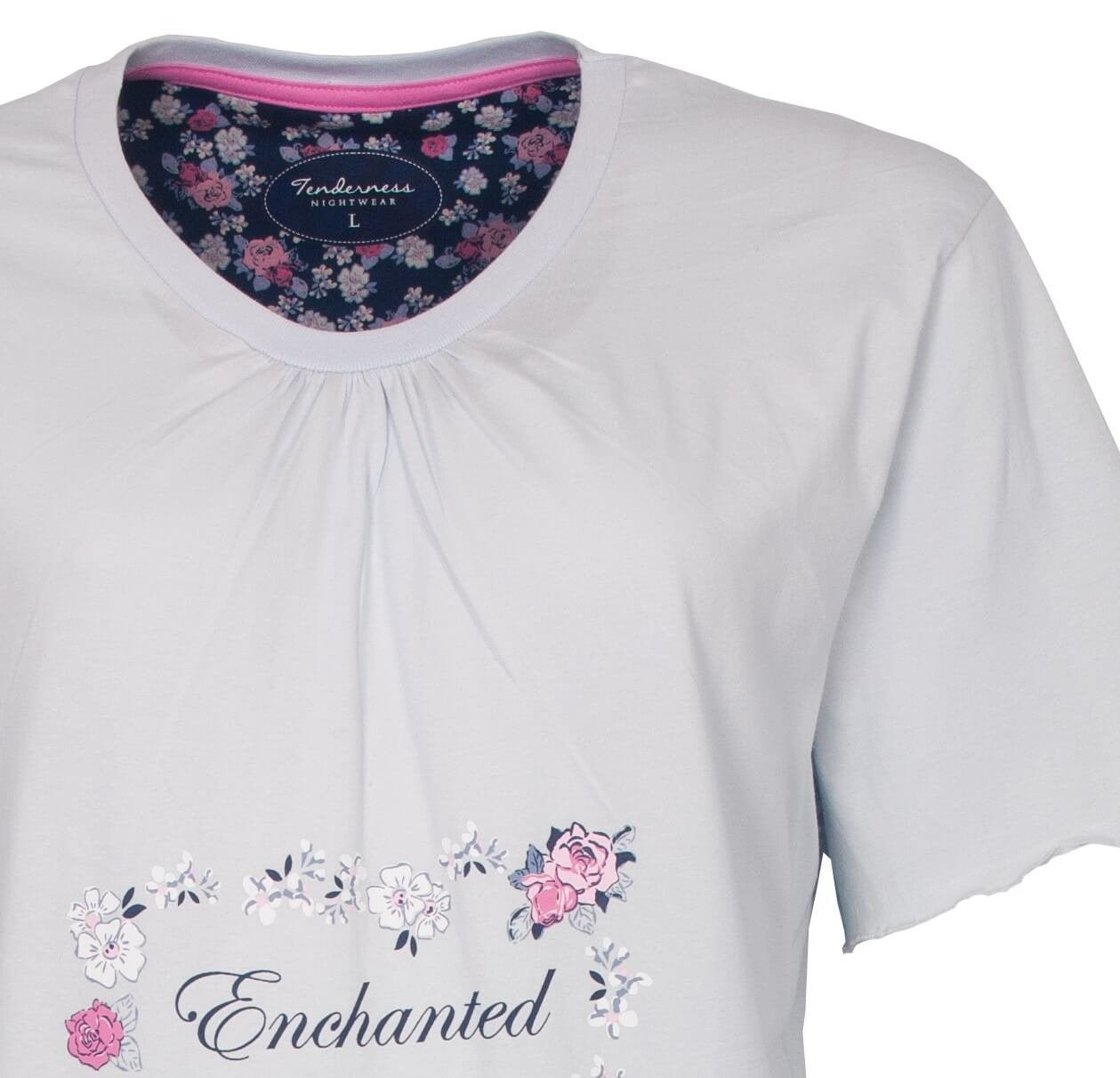 Lichtblauw nachthemd met bloemenpatroon op de borst, 'Enchanted' tekst en bloemen decoratie aan de onderkant.