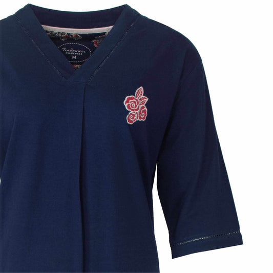 Donkerblauw nachthemd met V-hals, 3/4 mouwen en een rood geborduurd bloemmotief op de borst.