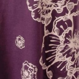 Paars katoenen nachthemd met witte bloemenprint aan de zoom en lange mouwen met boorden
