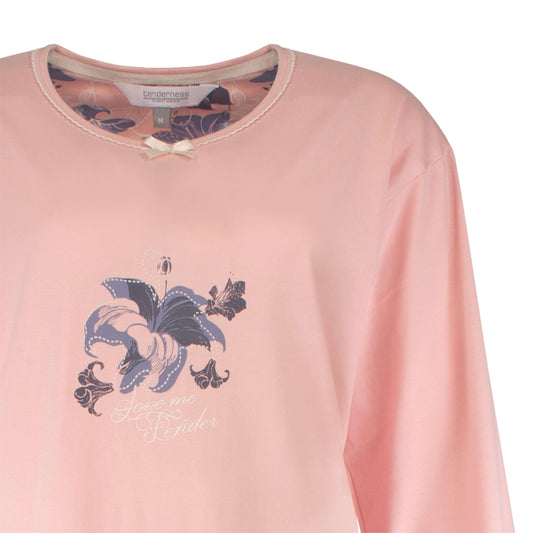 Roze katoenen nachthemd met bloemenmotief en 'Love me tender' tekst, ronde hals met strikje, merk Tenderness