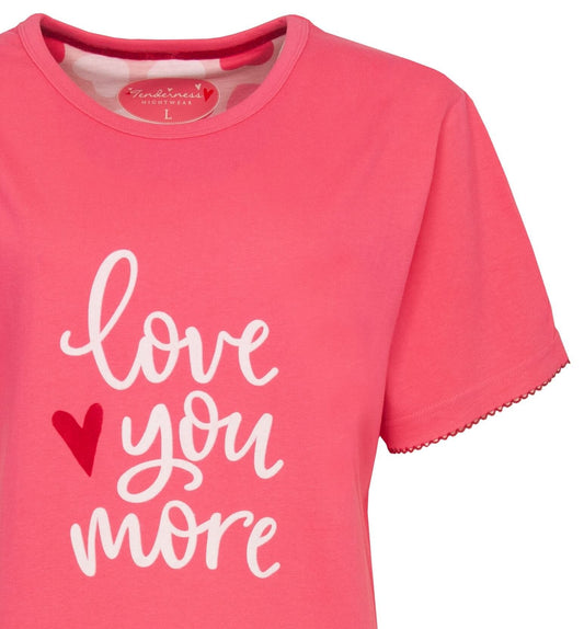 Roze katoenen nachthemd met korte mouwen en 'Love You More' tekst in witte letters, merk Tenderness.