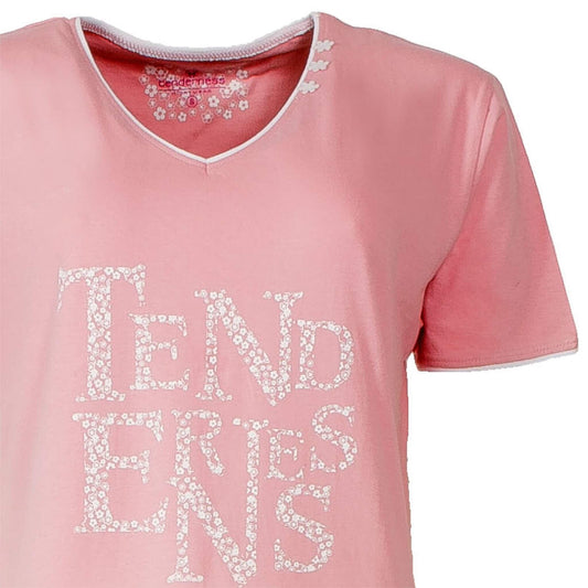 Roze katoenen nachthemd met V-hals en korte mouwen. 'Tenderness' opdruk in bloemenpatroon op de voorkant.