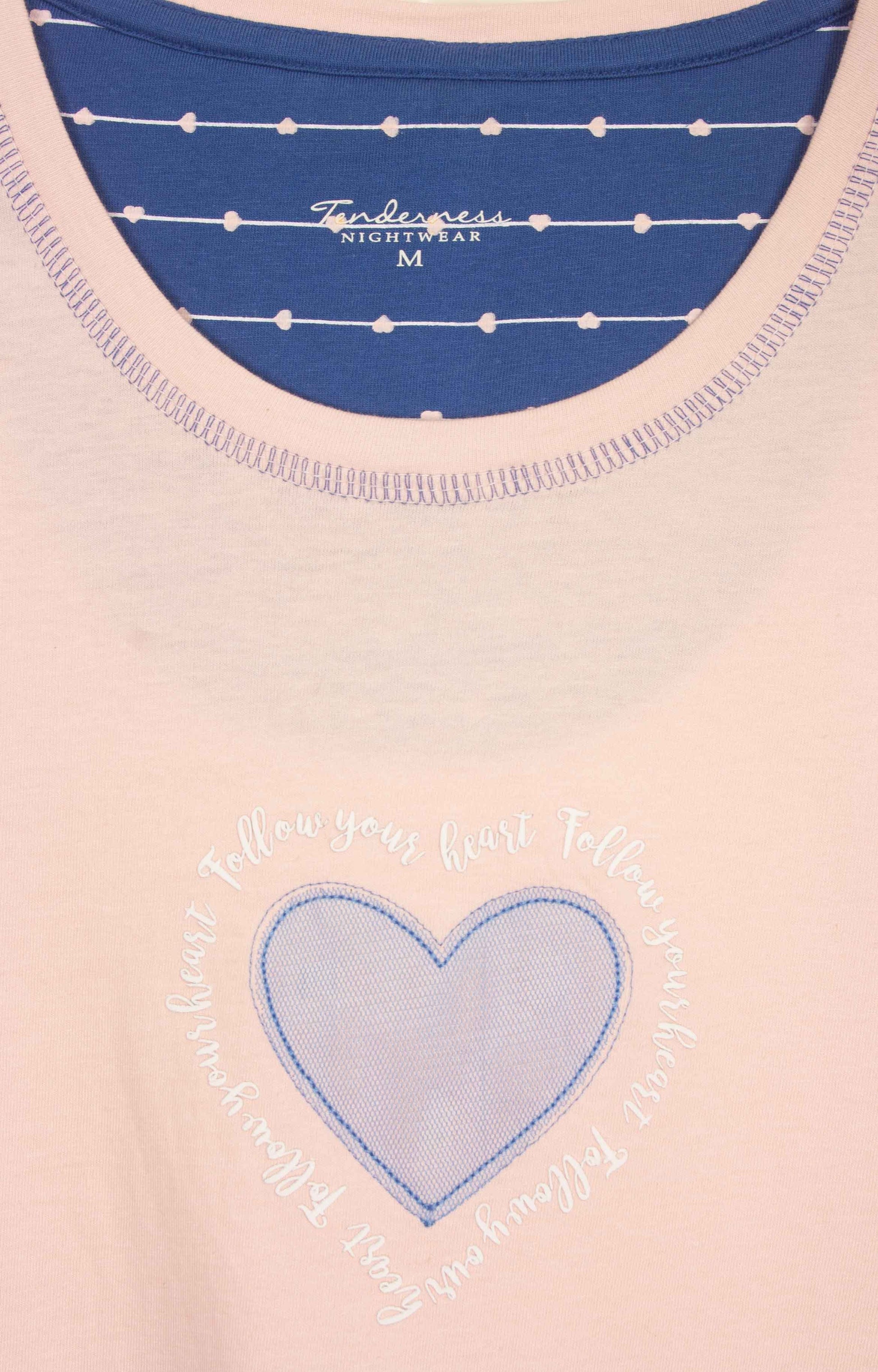 Roze nachthemd met blauwe binnenkant, hartvormige applicatie en opschrift rond het hart.