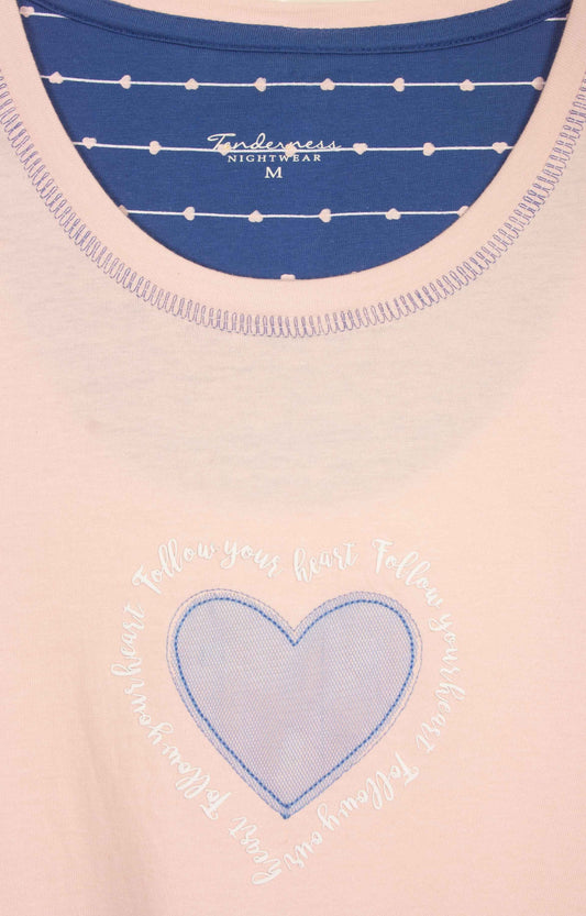 Roze nachthemd met blauwe binnenkant, hartvormige applicatie en opschrift rond het hart.