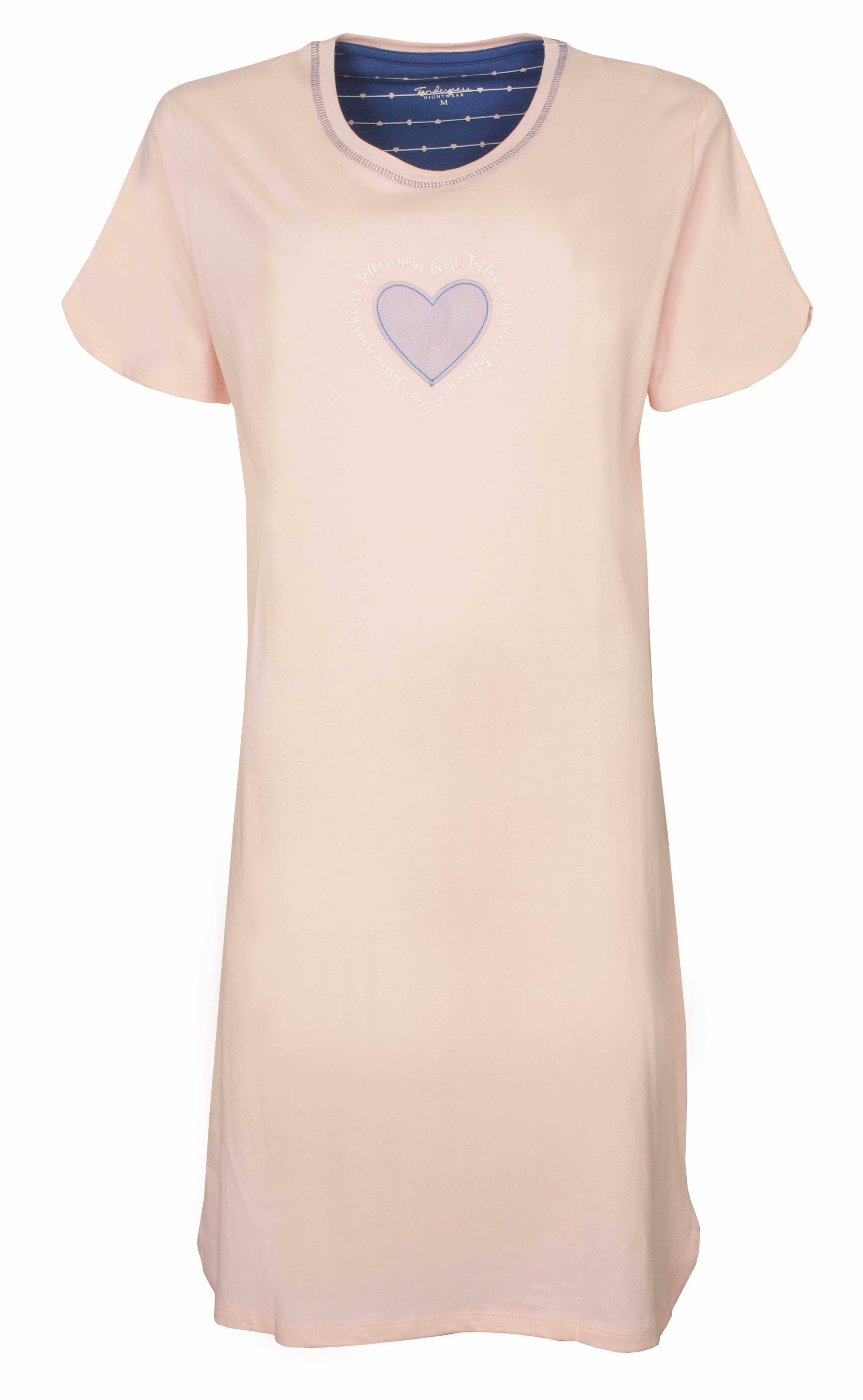 Roze nachthemd met korte mouwen en een hart-applicatie op de borst, gemaakt van 100% katoen in jersey kwaliteit.