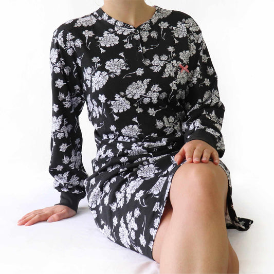 Zwart katoenen nachthemd met witte bloemenprint, lange mouwen en V-hals, gedragen door een model