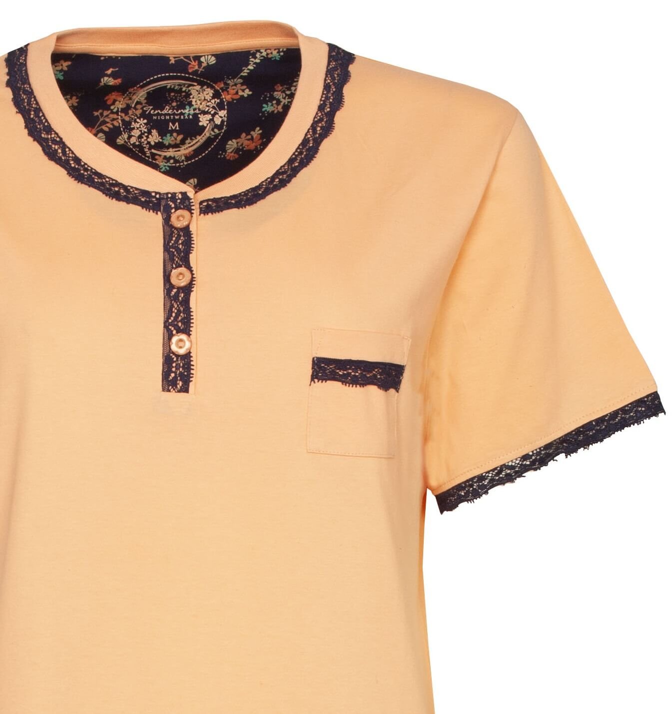 Koraalkleurig nachthemd met korte mouwen, kanten details, polosluiting en borstzakje, gemaakt van katoen.