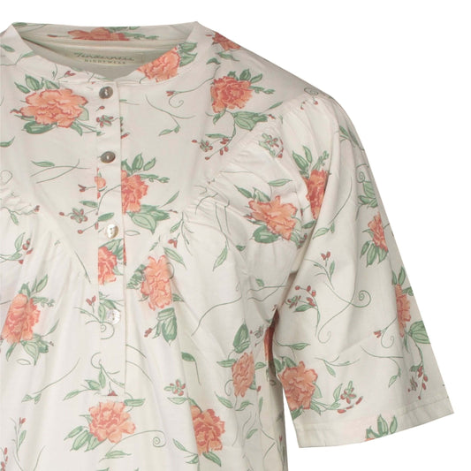 Beige nachthemd met korte mouwen, versierd met roze bloemen en groene bladeren patroon.