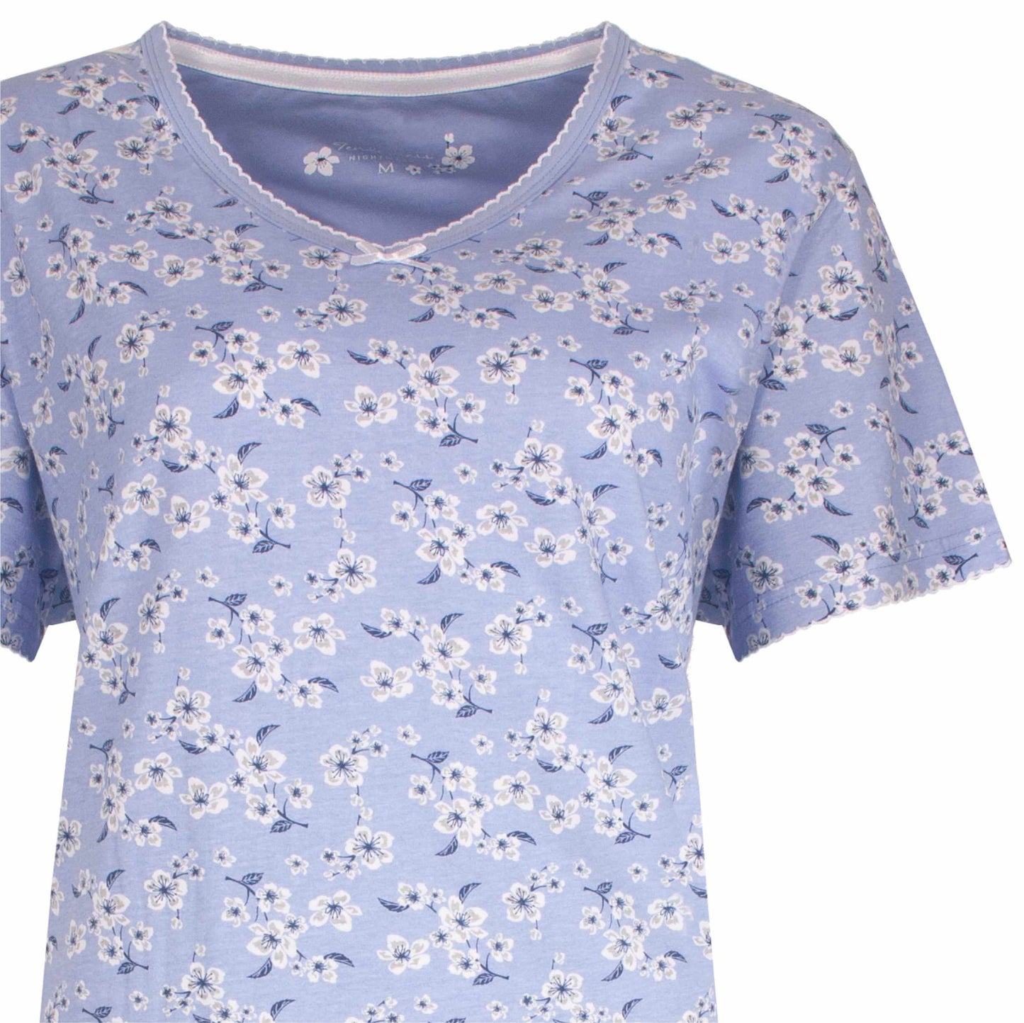 Lavendelblauw nachthemd met wit bloemenpatroon, korte mouwen en V-hals met kant afwerking